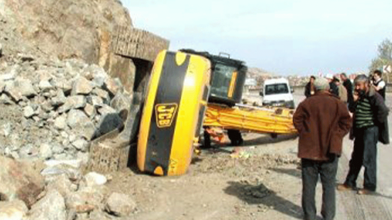 İş makinesi uçuruma devrildi: 1 ölü