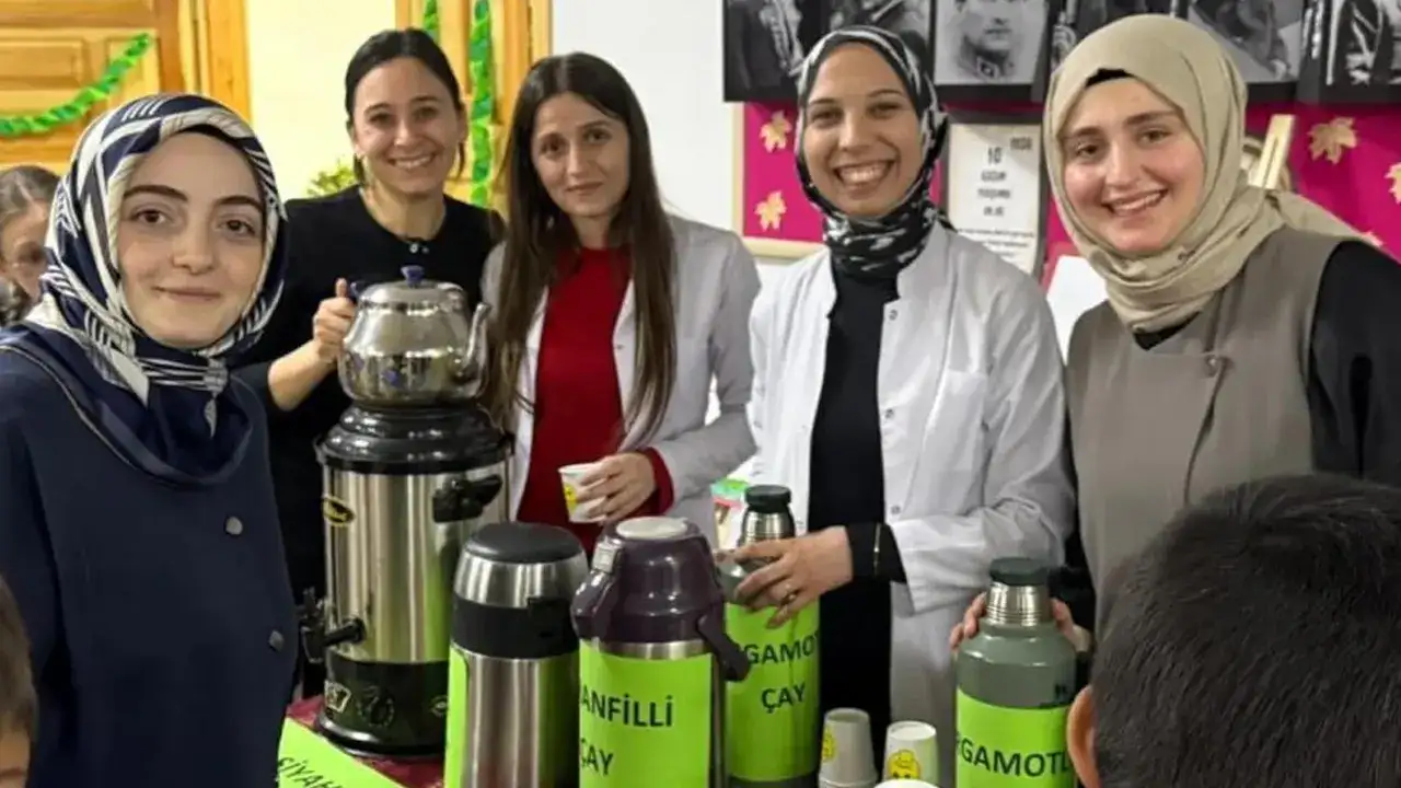 Bayburt’ta öğrencilerden çay festivali: Bayburt’ta öğrencilerden çay festivali