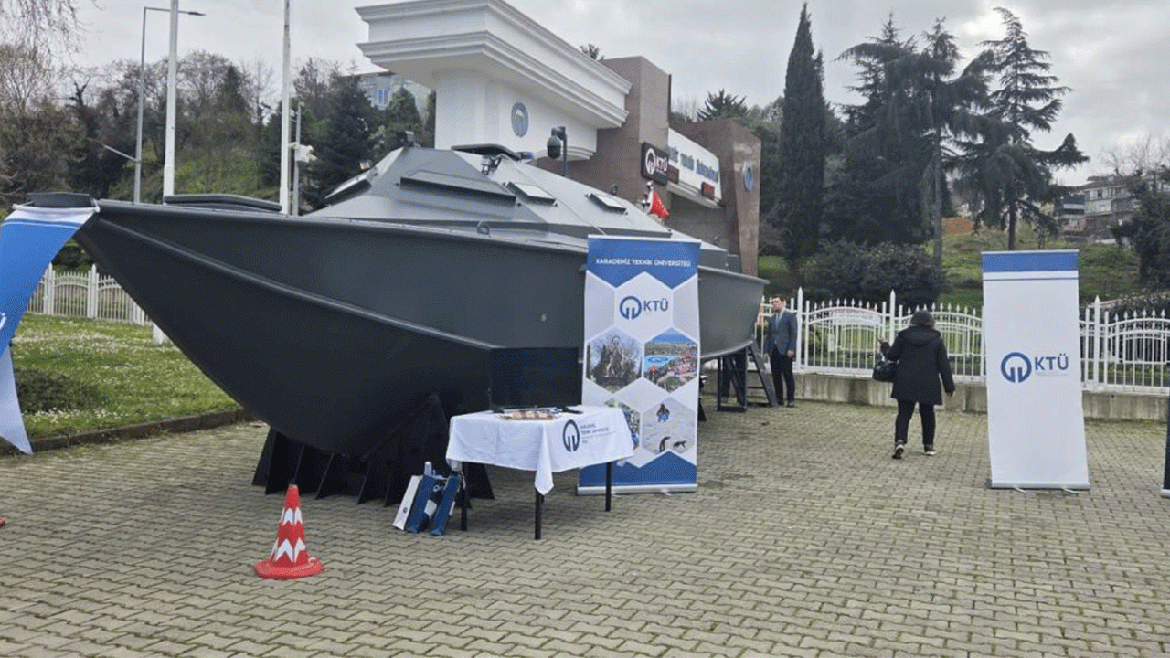 Trabzon'da 15 ayda üretildi: Zırhlı bot denize indi