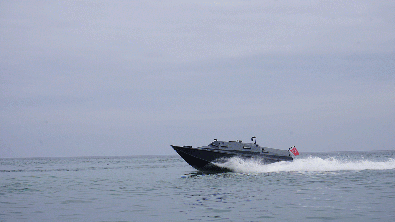 Trabzon'da 15 ayda üretildi: Zırhlı bot denize indi