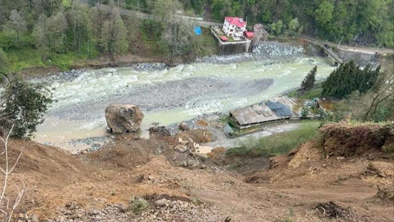 Şiddetli yağış heyelan getirdi dev kaya dere yatağına büyük gürültüyle düştü
