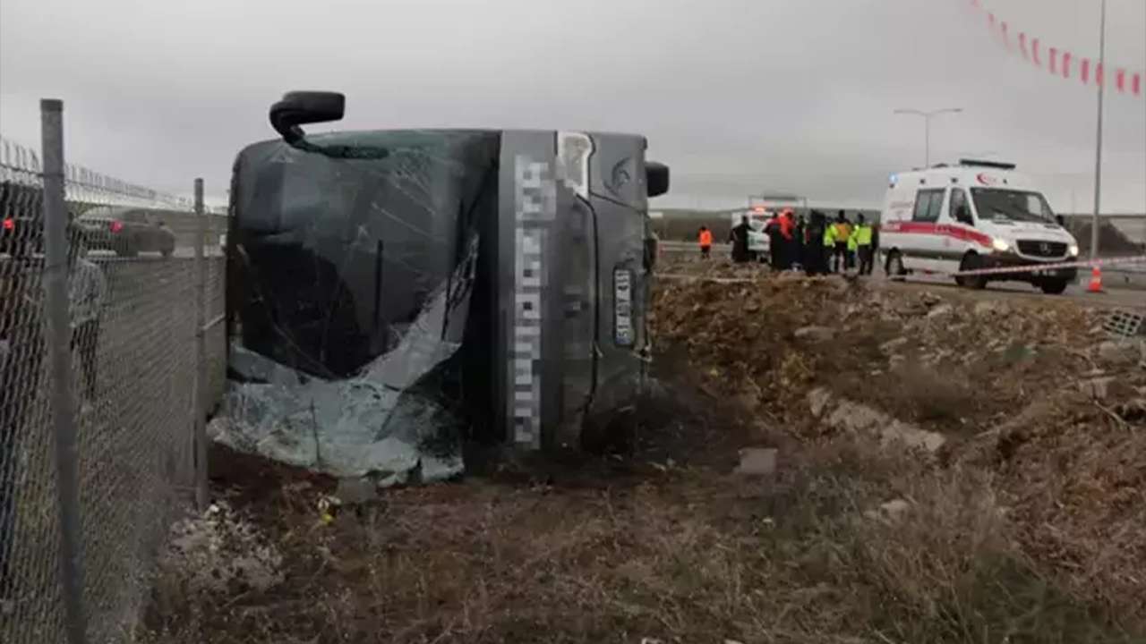 Tur otobüsü şarampole devrildi: Çok sayıda yaralı var