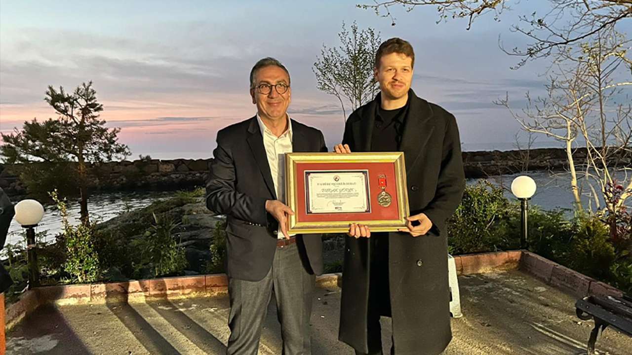 Sürmene'de "Taşacak Bu Deniz" dizisinin yıldızlarına fahri Hemşehrilik beratı verildi