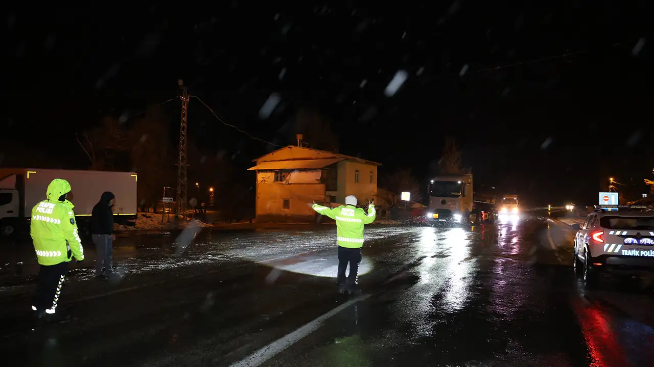 Bayburt-Erzurum yolunda 2 bin 409 rakımda zorlu anlar