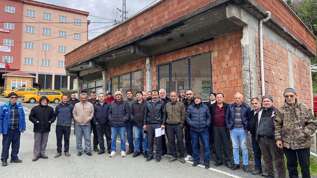 Trabzon CHP’den istifa eden vatandaşlar Akçaabat ilçe başkanını topa tuttu