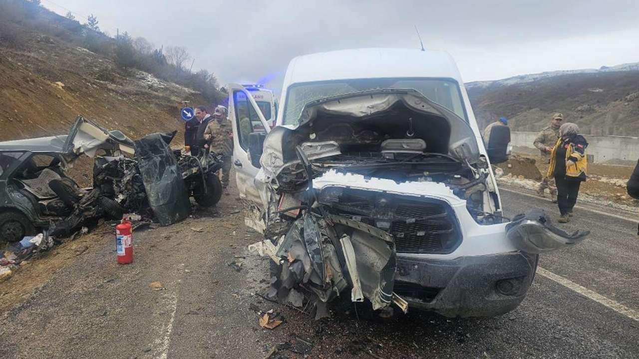 Öğretmen servisi ile otomobil çarpıştı: 1 Ölü, 10 Yaralı