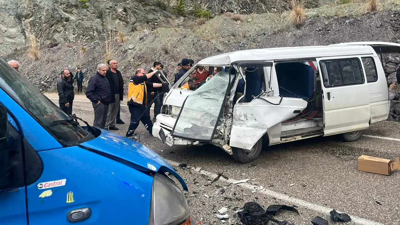 Artvin'de aracın önü hurdaya dönüştü: 3 yaralı