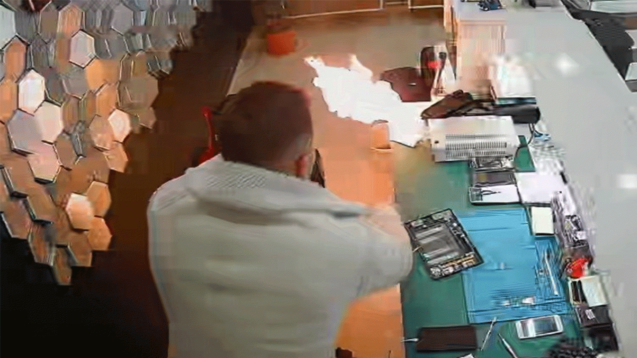 Bayburt'ta patlayan telefon bataryası kameralara yansıdı