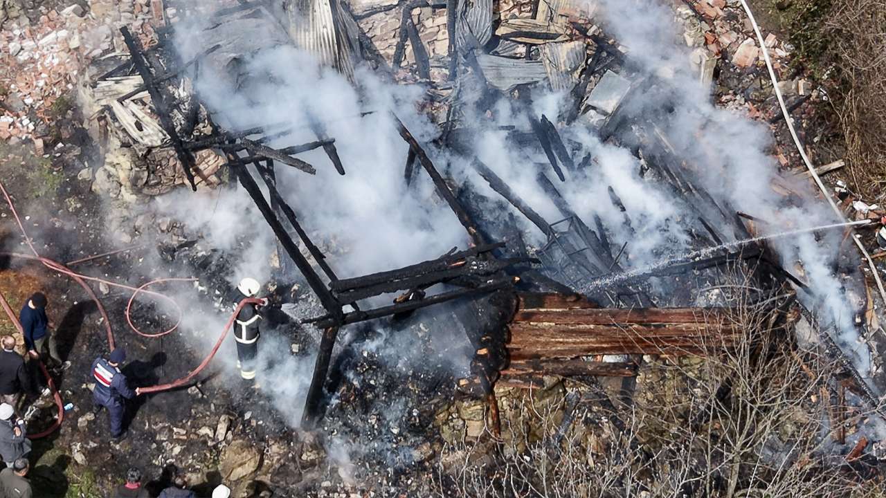 Bölgemizde acı ölüm! Yangında ev kullanılamaz hale geldi