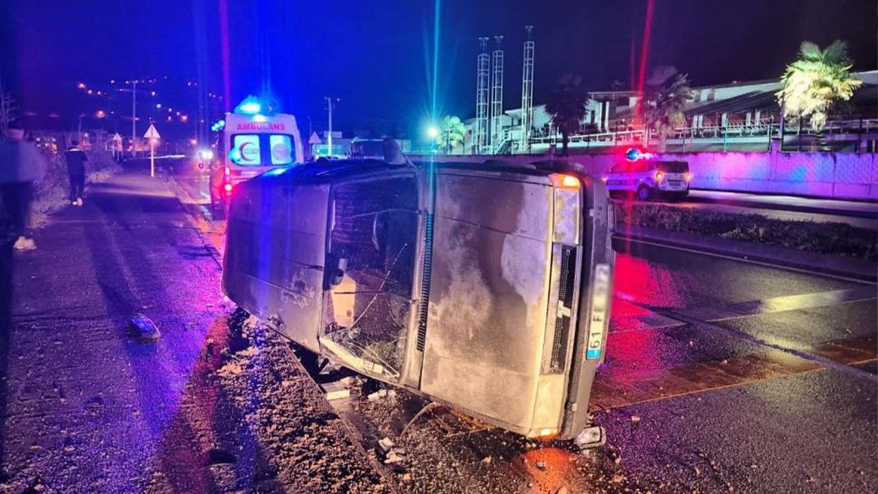 Trabzon'da kontrolden çıkan otomobil karşı şeride geçip yan yattı