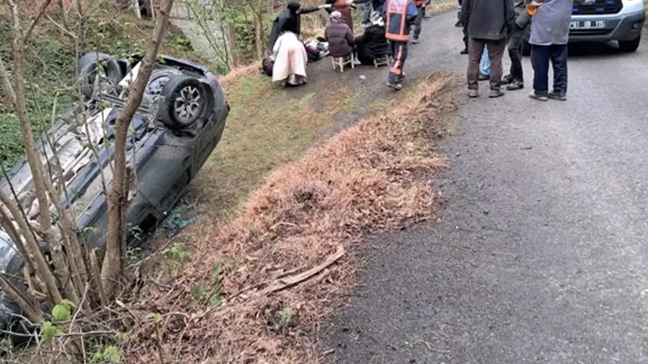 Trabzon’da korkutan kaza! Araç ters döndü
