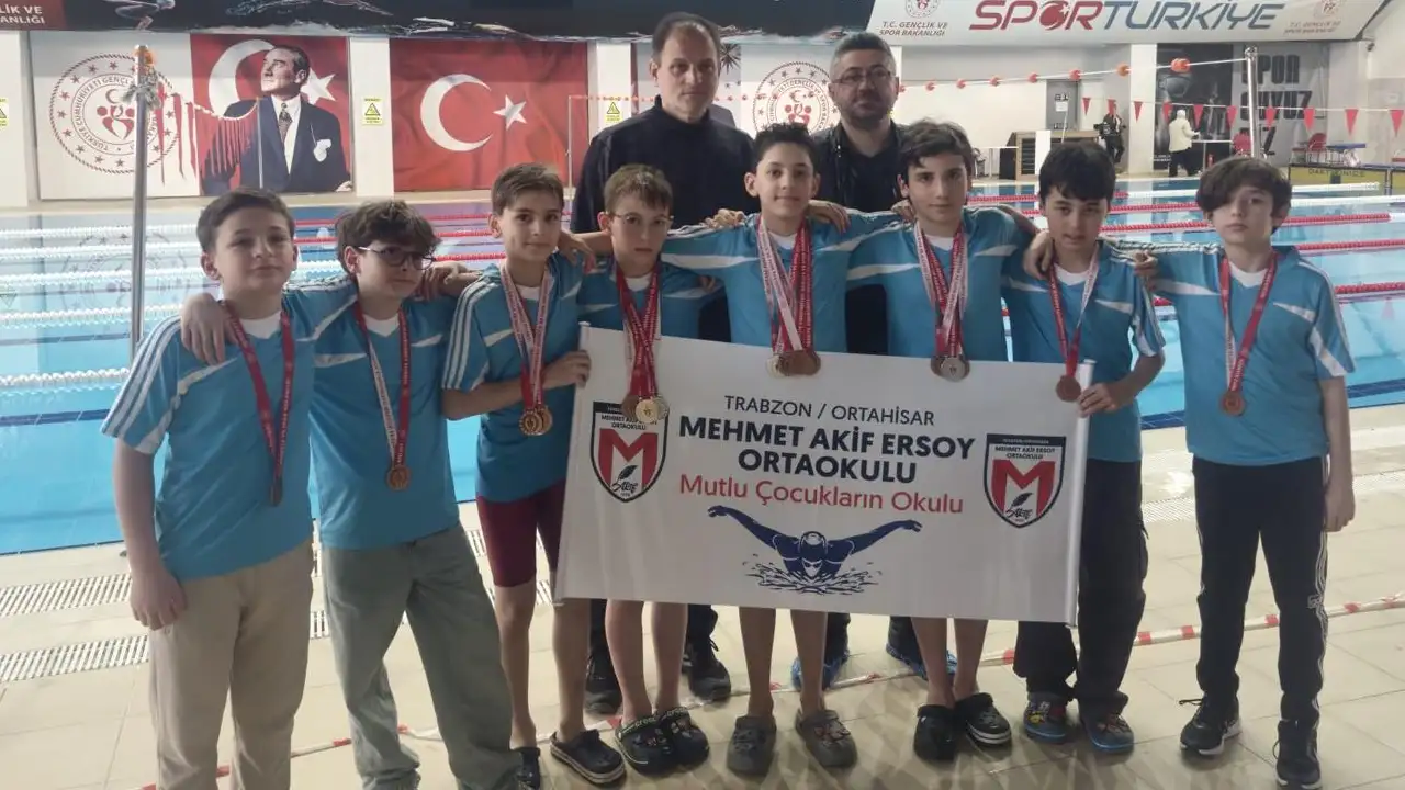 Mehmet Akif Ersoy Ortaokulu erkek yüzme takımı Türkiye finallerinde