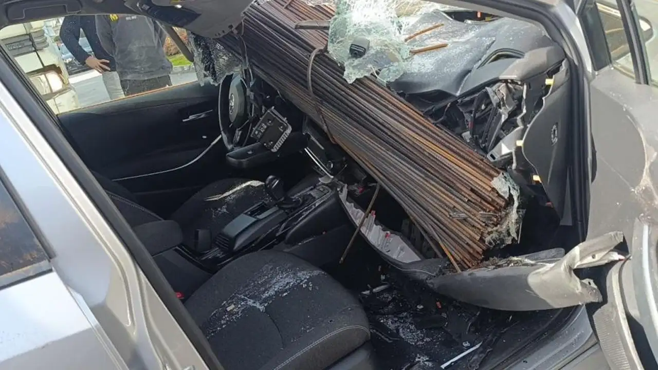 Fren yaptı, demirler otomobile ok gibi saplandı! O anlar kamerada