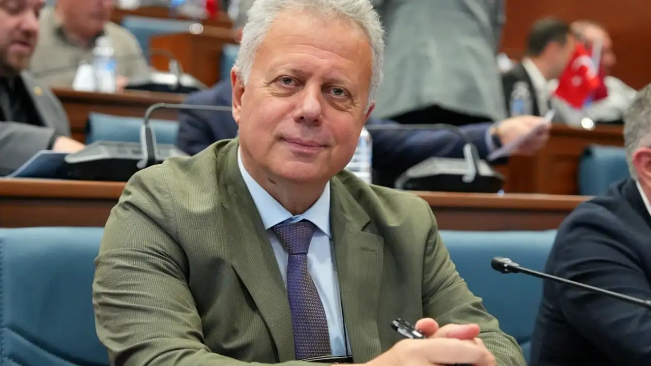 Zorlu’dan sert eleştiri: “Belediye yapısı hantal”