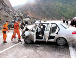 Minibüs kamyonla çarpıştı