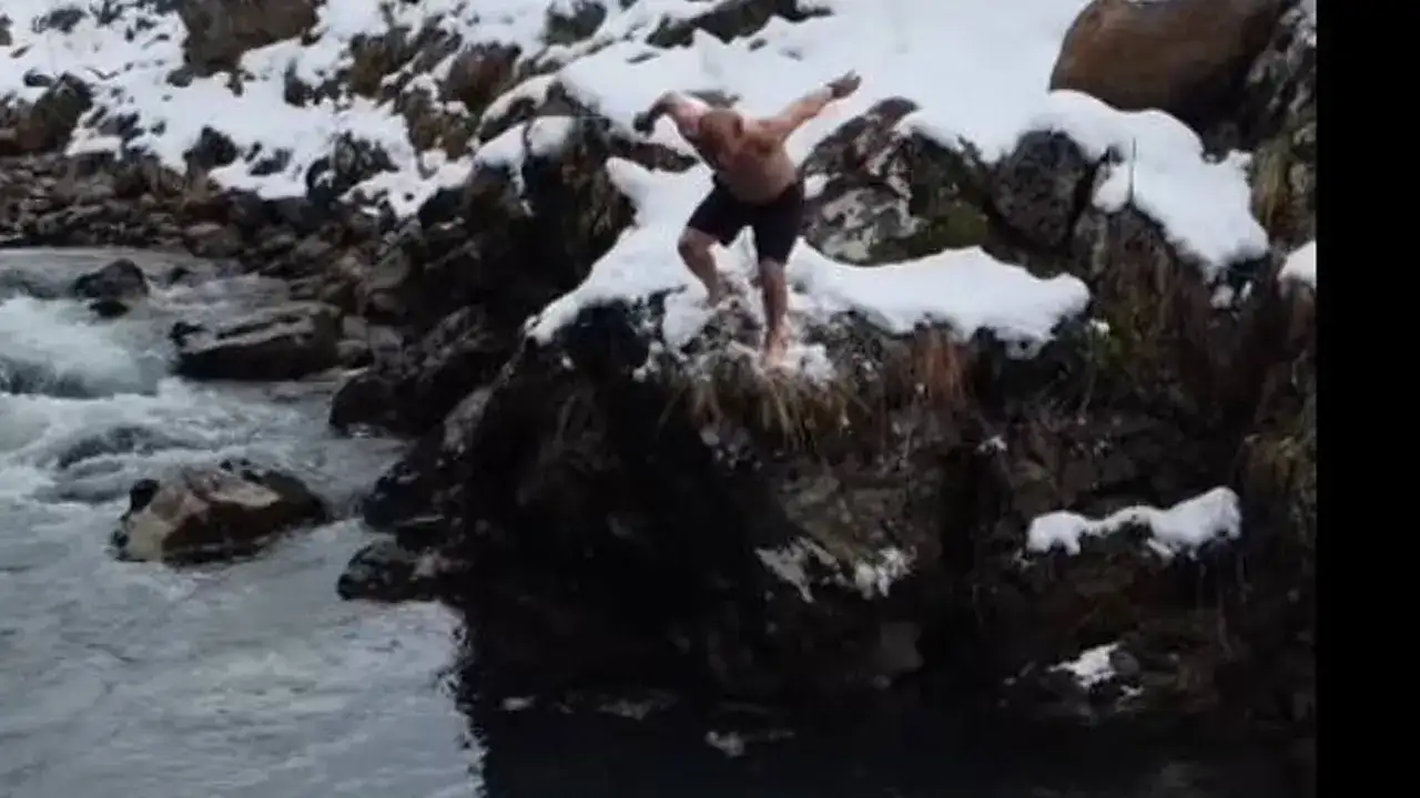 Soğuğa aldırış etmedi! Trabzon'da ilginç anlar