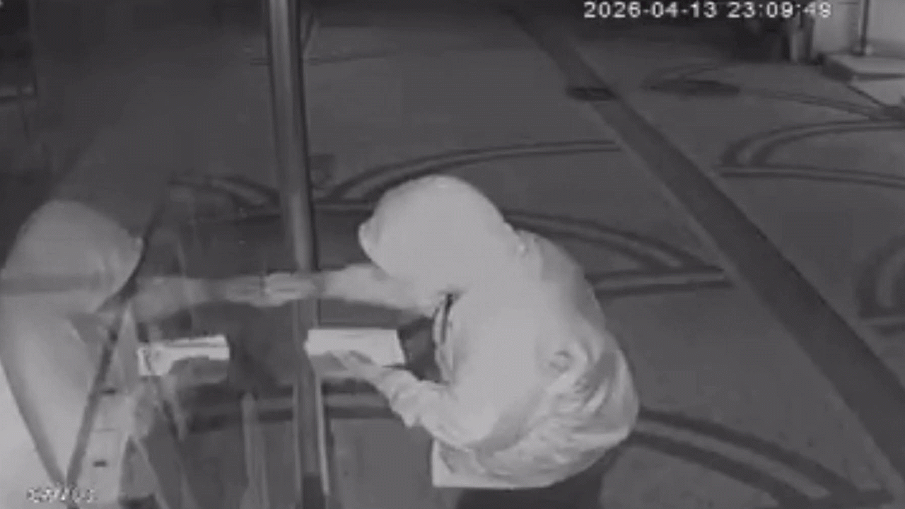 Vitrini kırdı telefonları çalıp kayıplara karıştı