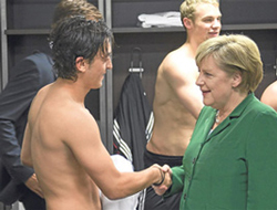 Merkel bu kare için özür diledi