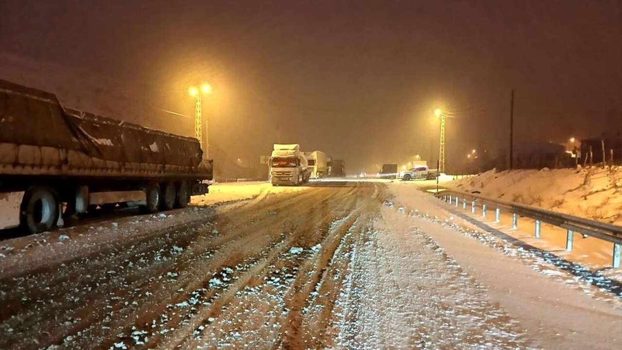 Kop Dağı Geçidi'nde buzlanma esareti: Araçlar yolda kaldı, ulaşım durma noktasına geldi