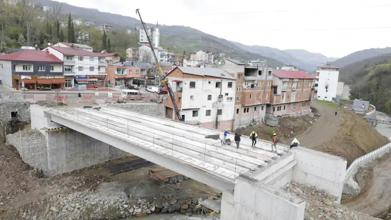 Akçaabat’ta 3 mahalleyi bağlayan köprüde sona gelindi