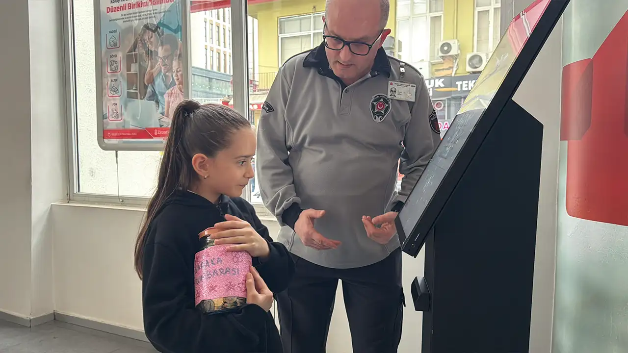 Rize’de minik Berra’dan örnek davranış: Harçlıklarını şehit ailelerine bağışladı