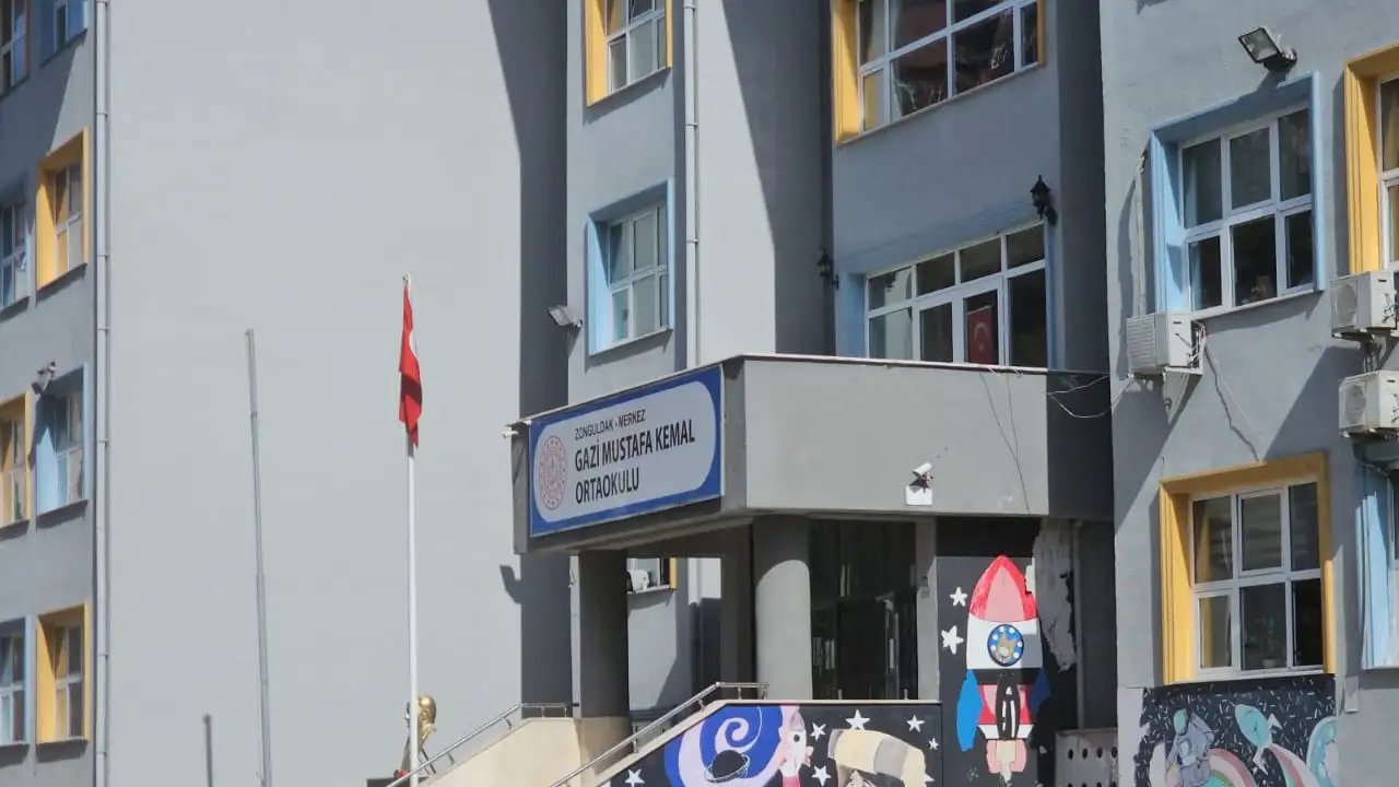 Baş ağrısı şikayetiyle hastaneye gitti: 14 yaşındaki çocuk hayatını kaybetti