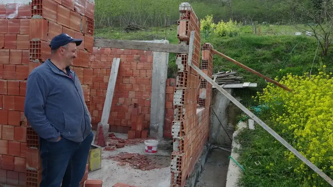 Karadeniz usulü çözüm: Duvarı yıkmadan 1 metre taşıdı