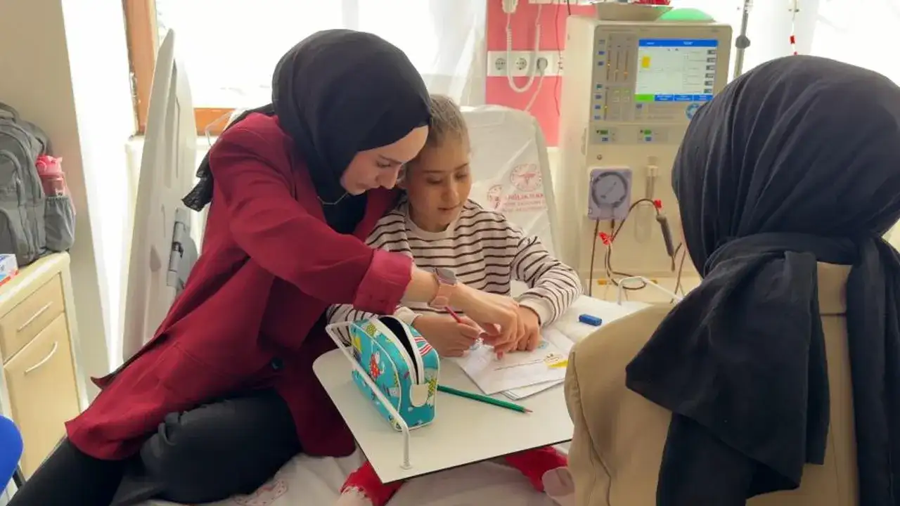 Diyaliz hastası Melek’e hastanede eğitim desteği