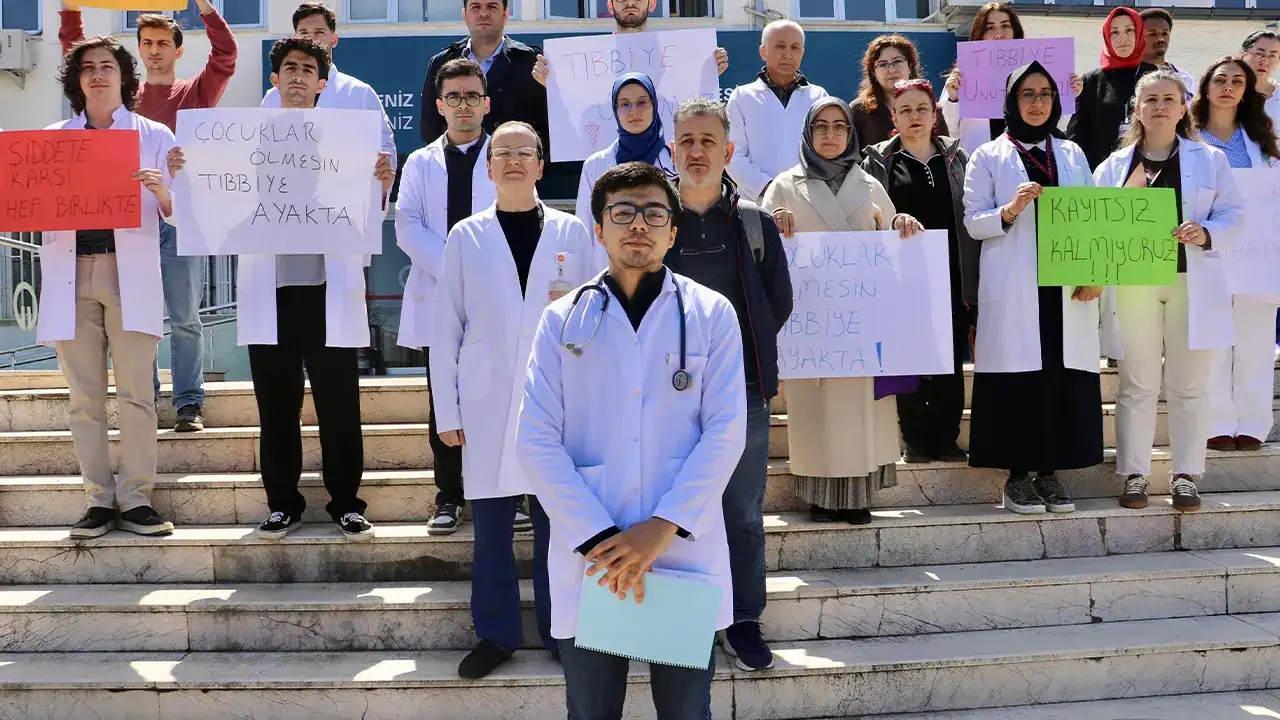 KTÜ’de okul saldırısına tepki: Tıp fakültesi öğrencileri ayakta