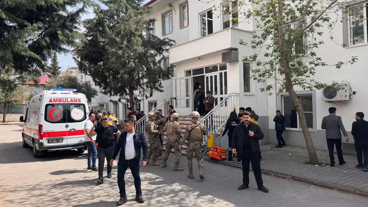 Okula bombalı saldırı tehdidi savuran şüpheli yakalandı: Evinde askeri cephanelik bulundu