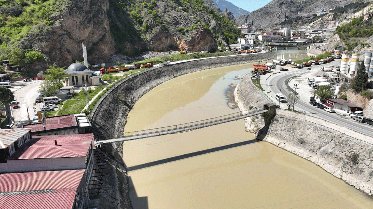 Çoruh Nehri üzerindeki asma köprüler tarihe meydan okuyor