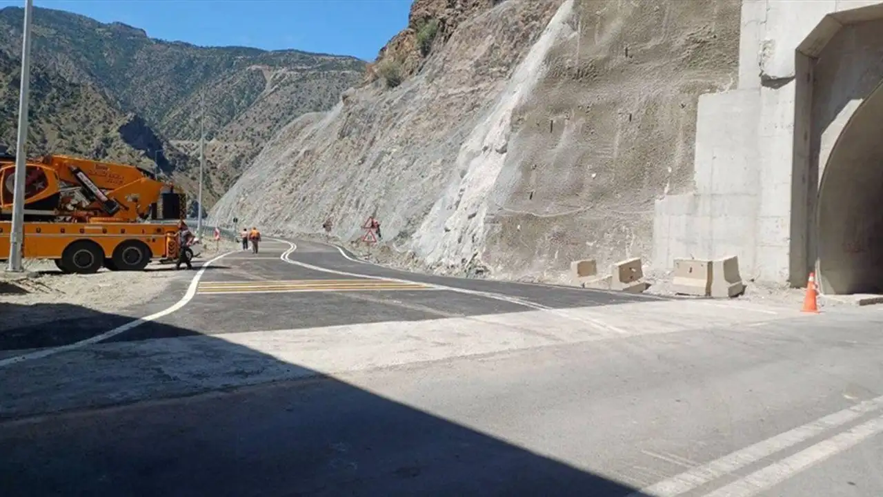Artvin hattında yol çalışması uyarısı: Trafik tek şeritten veriliyor