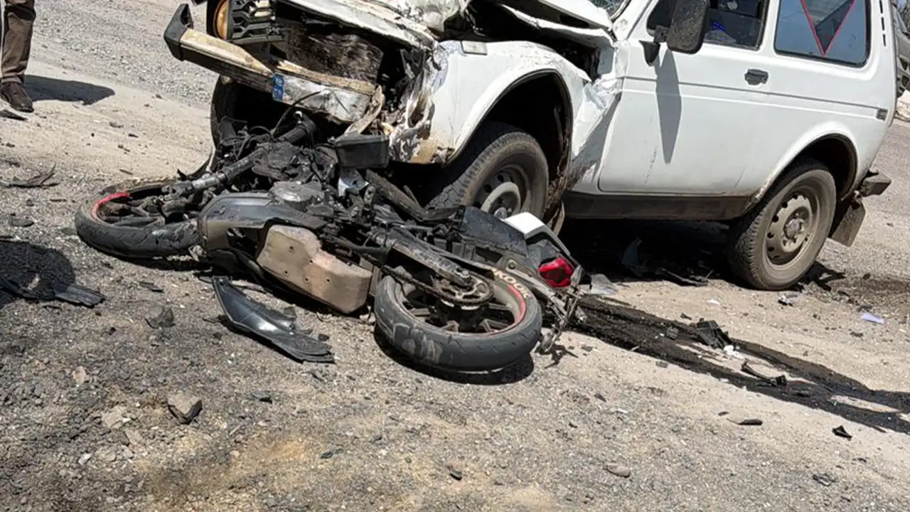 Çarpışmanın etkisiyle motosiklet hurdaya döndü: Hayatını kaybetti
