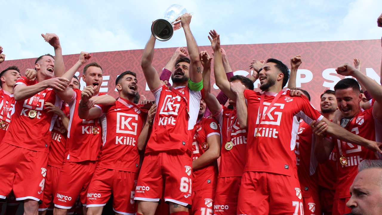 Sebat Gençlikspor kupasını kaldırdı, şampiyonluk sevinci yaşadı