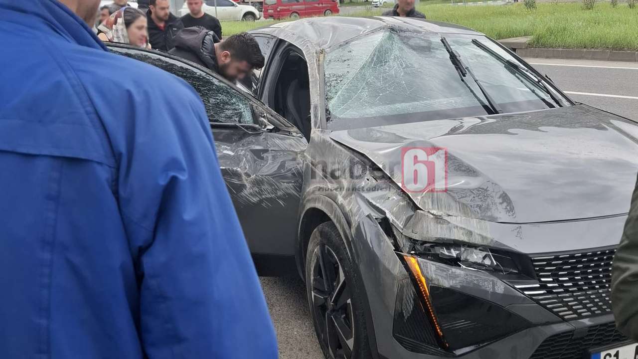 Trabzon’da trafik kazası: Otomobil kavşakta takla atarak yan yattı