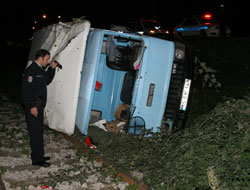 Kamyon tren yoluna uçtu