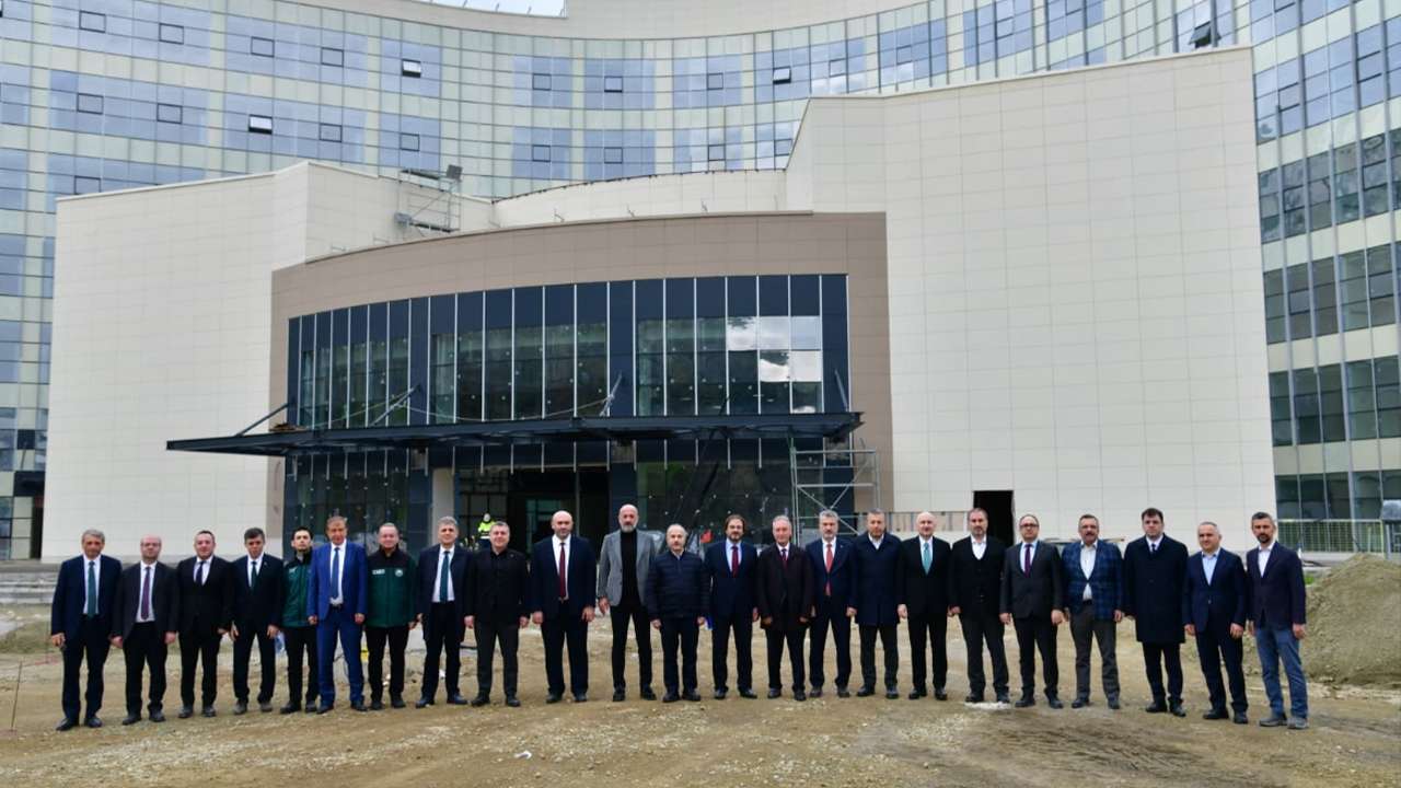 Trabzon Valisi Şahin  Şehir Hastanesi inşaatında incelemelerde bulundu