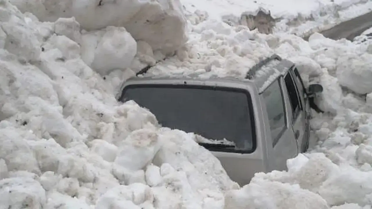 Trabzon’da çığ faciası ucuz atlatıldı! Araç çığın altında kaldı