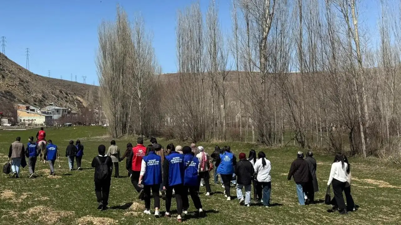Bayburt'ta gençler çiftlikte ekranlardan uzak bir gün geçirdi