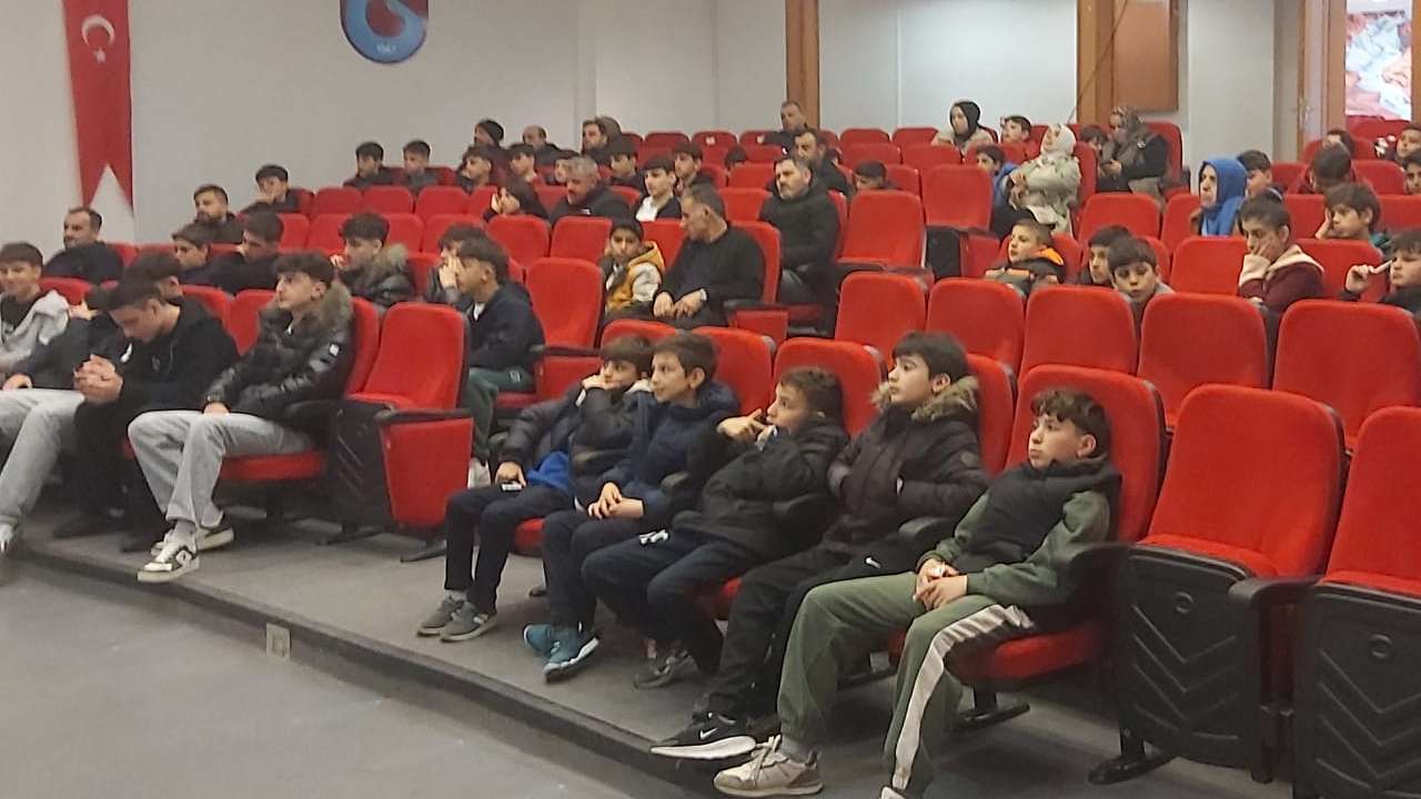 Trabzon Telekomspor altyapısına futbol oyun kuralları semineri verildi