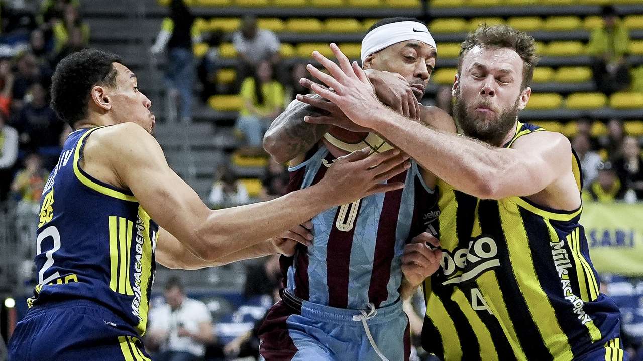 Trabzonspor Fenerbahçe deplasmanında son anlarda yıkıldı