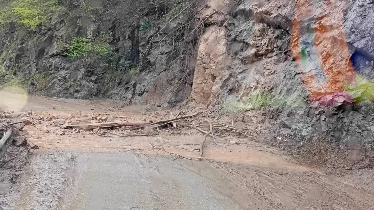 Köprübaşı’nda yol kapandı: Heyelan ulaşımı durdurdu