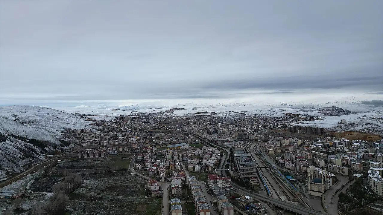 Trabzon ve Bayburt’un yüksek kesimlerine kar yağdı