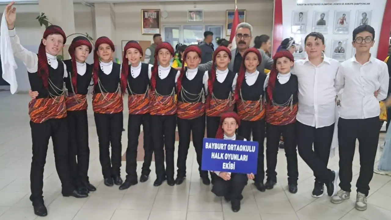 Bayburt Ortaokulu halk oyunlarında Türkiye beşincisi oldu