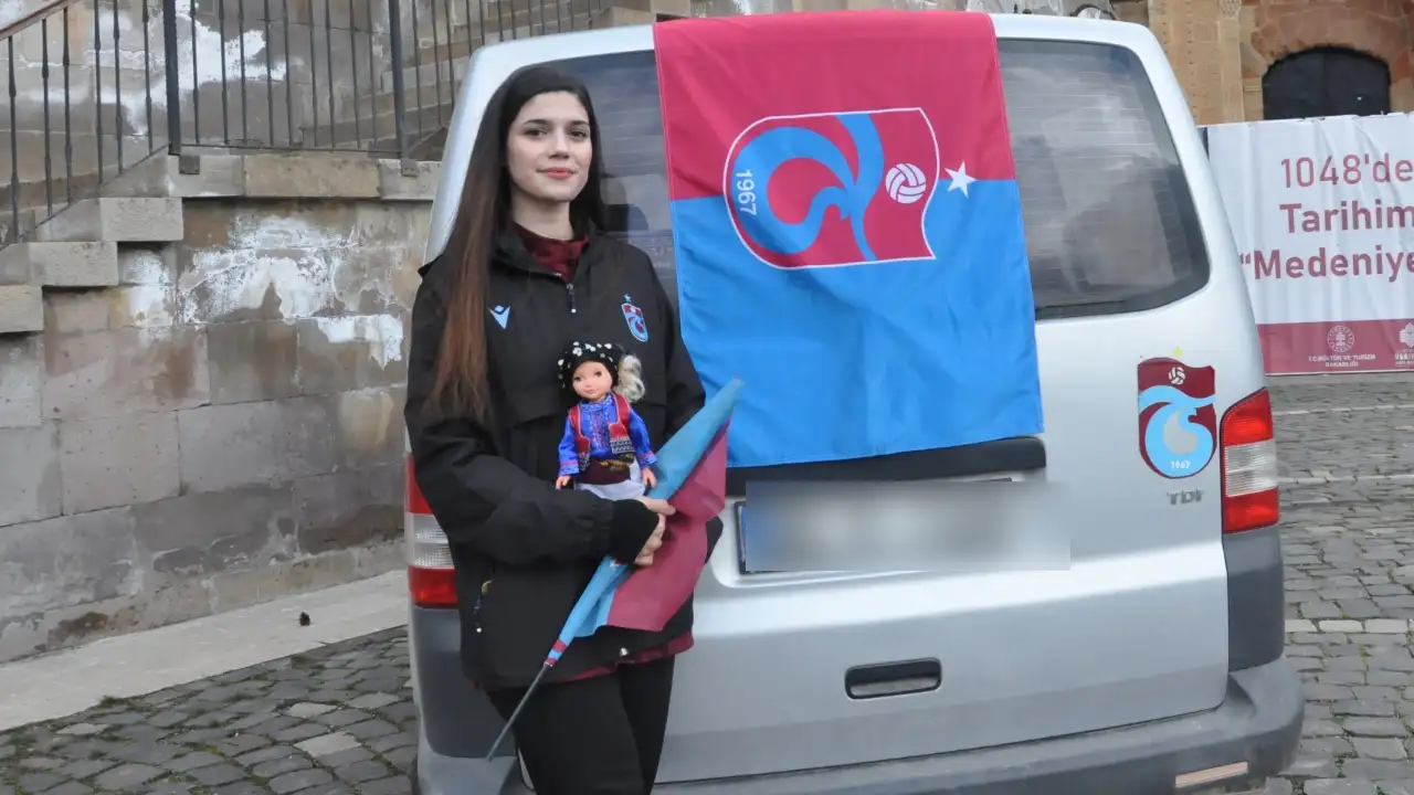 Kardeş şehir Maraş’ta doğuştan  fanatik Trabzonsporlu resim öğretmeni