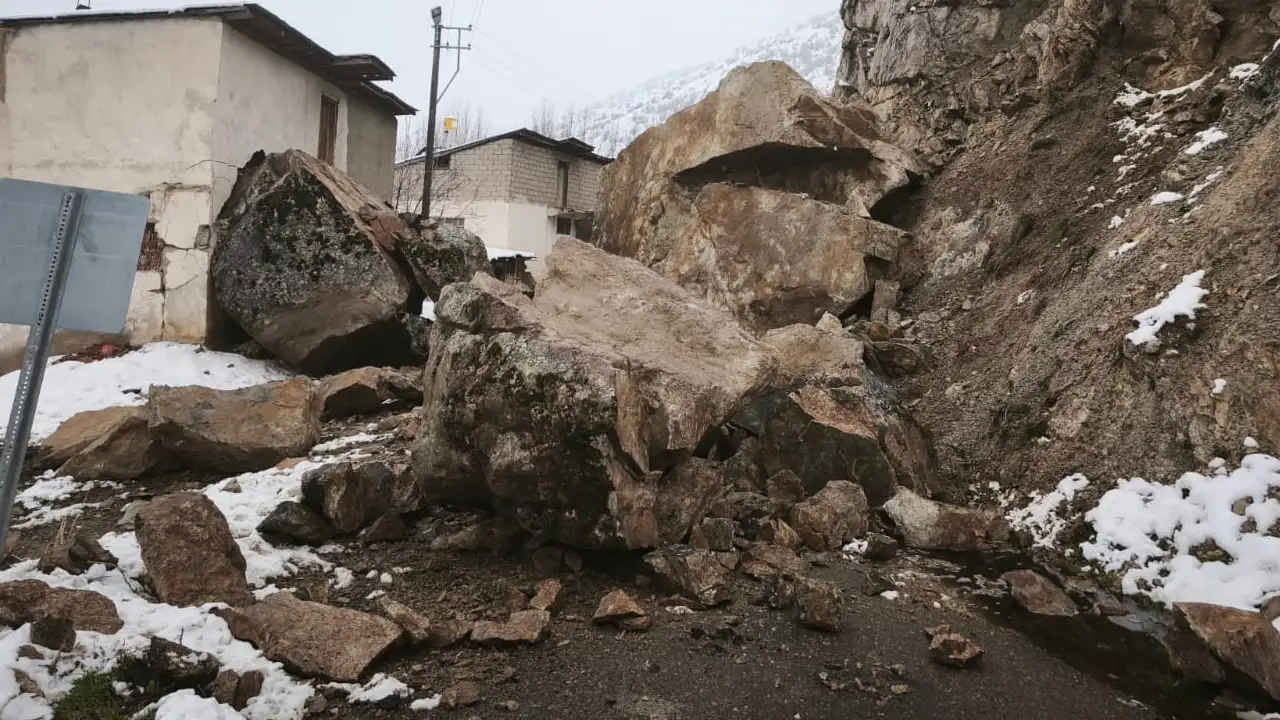 Gümüşhane’de heyelan: 3 ev boşaltıldı, yol kapandı
