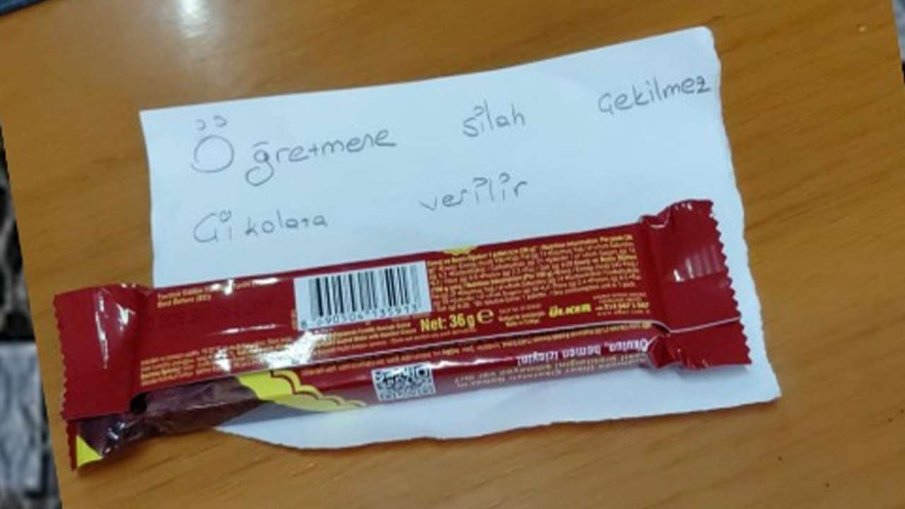 Trabzon’da okul müdür yardımcısının masasına öğrenciler not bıraktı