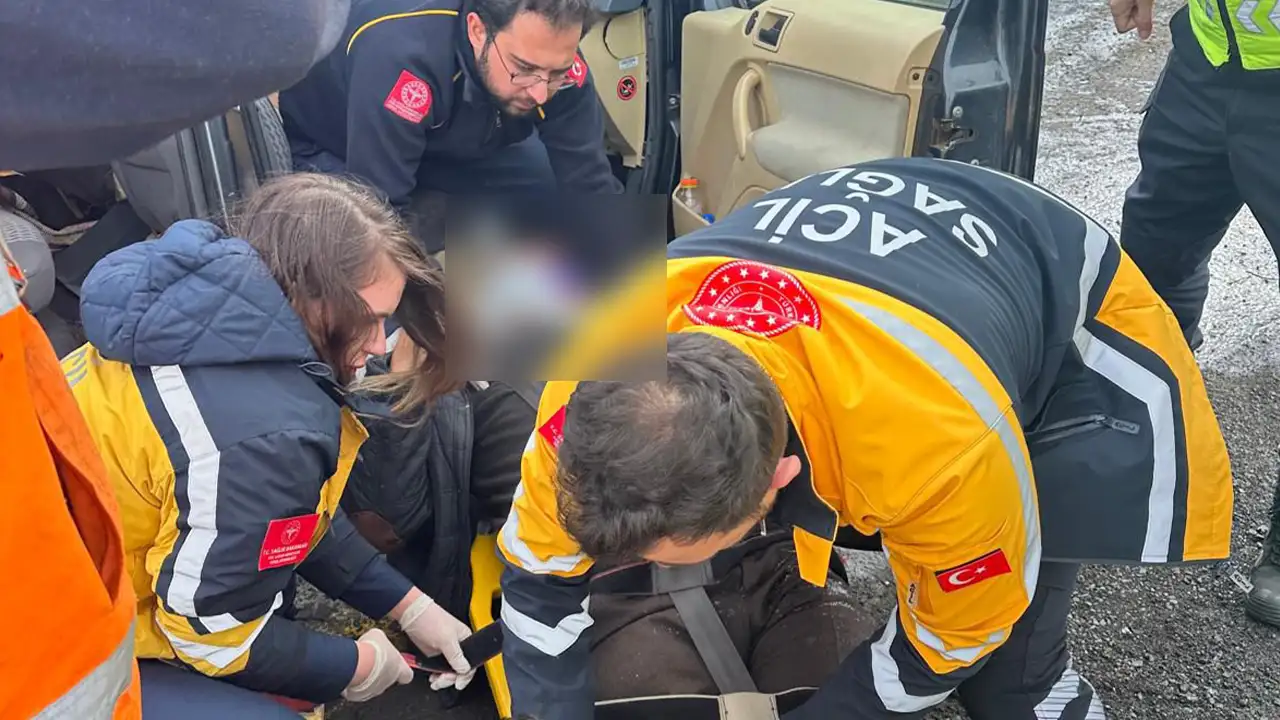 Sisli yolda ölümüne sollama: 2 kişi araçta sıkıştı