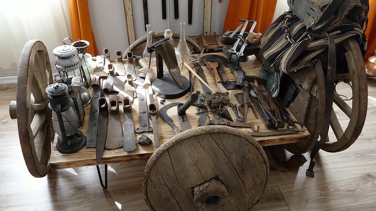 Trabzon'da bir köy odasında 200 tarihi obje sergileniyor