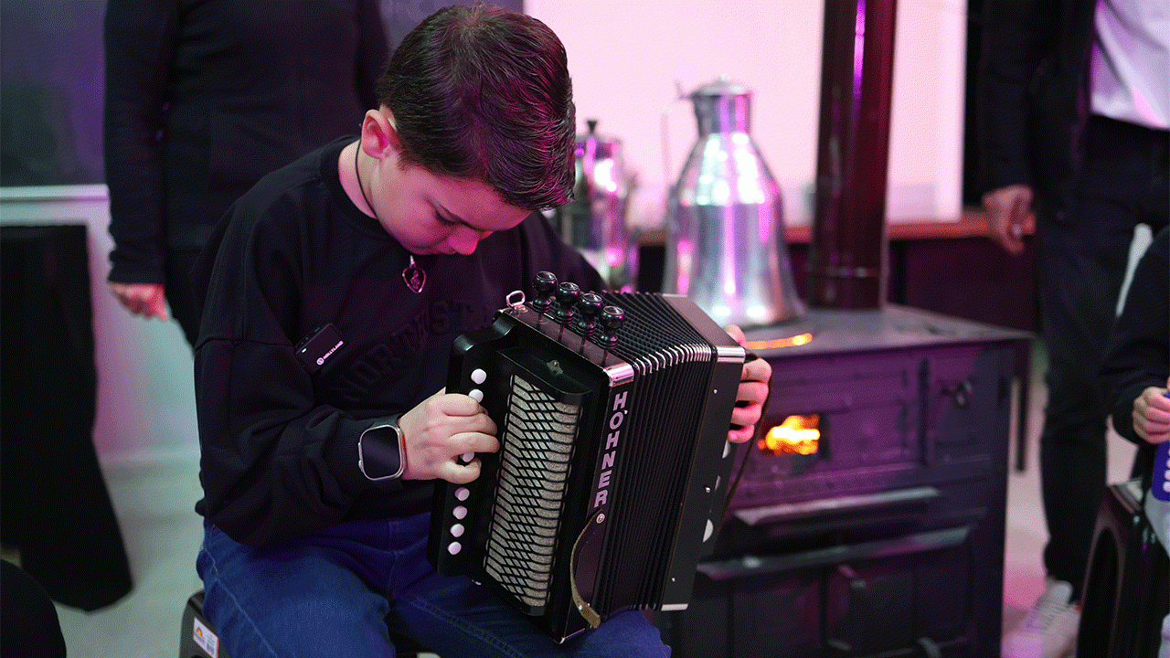 Rize’de 8 yaşındaki Kuzey Yılmaz armonikle kültürü yaşatıyor